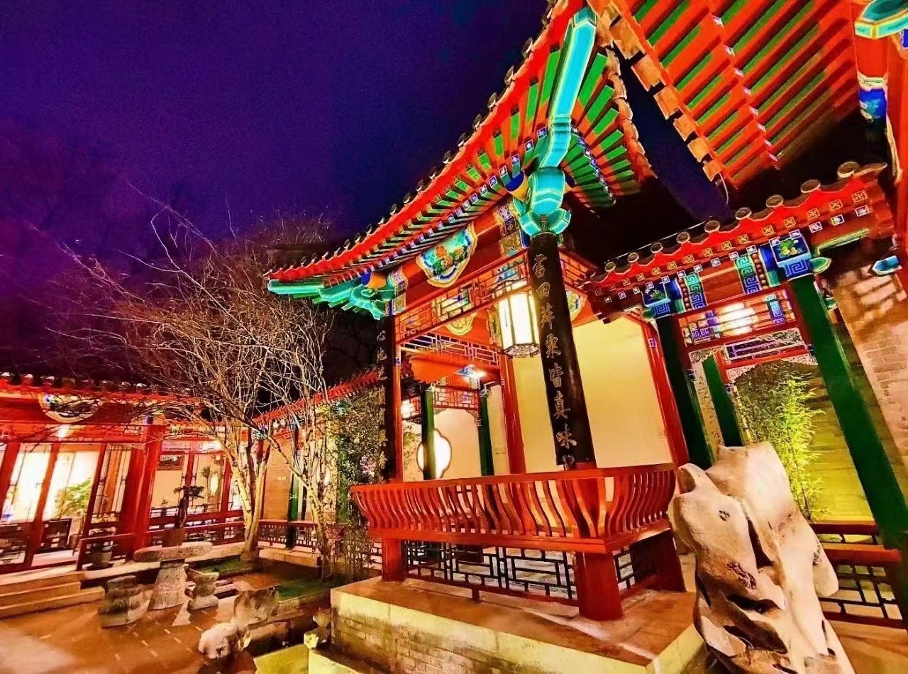 东直门簋街四合院凉亭